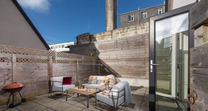 A stylish eco mews house with four bedrooms, enclosed garden and parking in Newquay