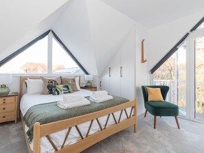 3 bedrooms, iron/ironing board, free WiFi, bed sheets - Radiant Penthouse on the Banks of the Thames - Pass the Keys (Windsor)