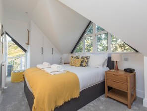3 bedrooms, iron/ironing board, free WiFi, bed sheets - Radiant Penthouse on the Banks of the Thames - Pass the Keys (Windsor)
