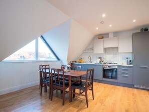 Fridge, oven, dishwasher, toaster - Radiant Penthouse on the Banks of the Thames - Pass the Keys (Windsor)