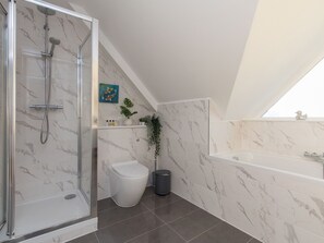 Shower, hair dryer, towels - Radiant Penthouse on the Banks of the Thames - Pass the Keys (Windsor)