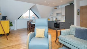 Un loft moderno con comedor, cocina y zona de estar.