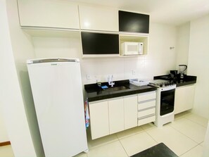 Family Apartment | Private kitchen | Fridge, microwave, oven, cookware/dishes/utensils