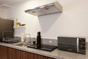 Refrigerador, microondas, parrilla de estufa y cafetera y tetera