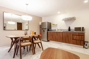 Refrigerador, microondas, parrilla de estufa y cafetera y tetera 