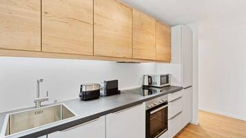 Frigorifero, microonde, forno, piano cottura