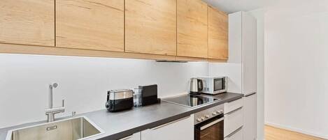 Jääkaappi, mikroaaltouuni, uuni, liesi