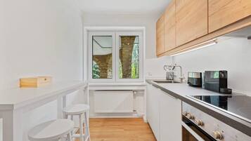 Een koelkast, een microgolfoven, een oven, een kookplaat