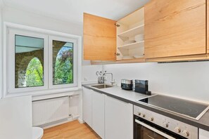 Jääkaappi, mikroaaltouuni, uuni, liesi