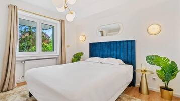 1 habitación, escritorio, tabla de planchar con plancha y wifi