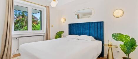 1 habitación, escritorio, tabla de planchar con plancha y wifi