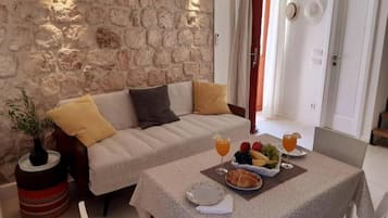 Casa (Two Bedroom Holiday Home with Sea Vie) | Comedor