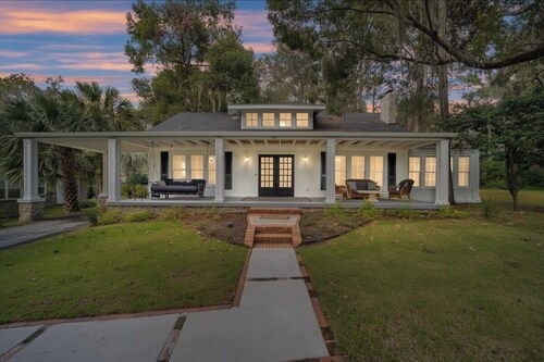 4BR/2BA Southern Porch Living - Pet Friendly!