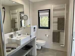 Shower, hair dryer, towels, soap - Villa SEA VIEW and old town Porto-Vecchio, 4 bedrooms, infinity pool (Porto-Vecchio)