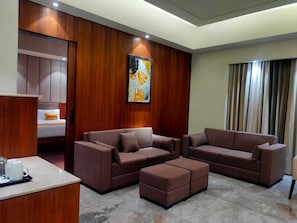 Minibar, in-room safe, desk, laptop workspace