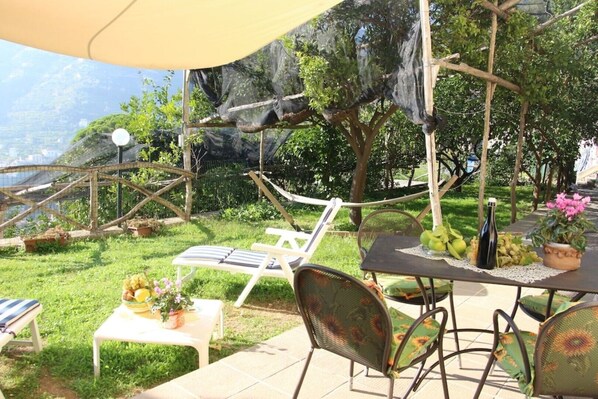 Outdoor dining - HIBISCUS HOUSE ON THE LEMON TRAIL (Minori)