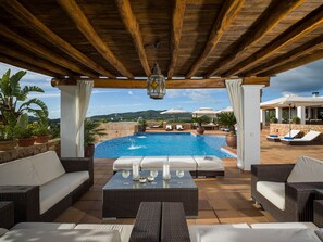 Una piscina al aire libre, una piscina climatizada