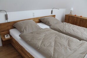 2 chambres, coffres-forts dans les chambres, fer et planche à repasser