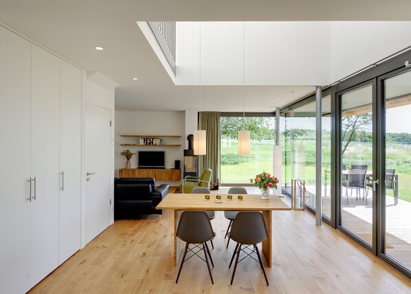 TV connectée, livres, chaîne hi-fi