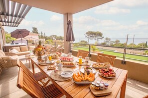 Outdoor dining - Villa 2: Cape Benin (Roquebrune-sur-Argens)