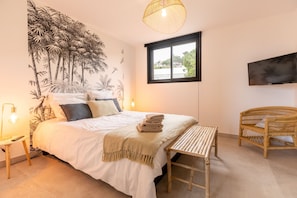 4 chambres, fer et planche à repasser, lit de bébé portatif