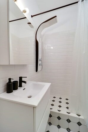 Douche, sĂšche-cheveux, shampoing