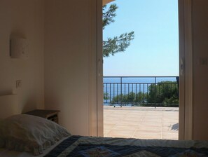 4 bedrooms, iron/ironing board, travel cot, free WiFi
