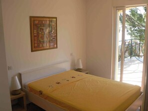 4 bedrooms, iron/ironing board, travel crib, free WiFi - Waterfront, sleeps 8, direct access to the sea in 1 min.  (Ensuès-la-Redonne)