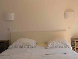 4 chambres, fer et planche à repasser, lit de bébé portatif