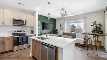 Fridge, microwave, stovetop, dishwasher