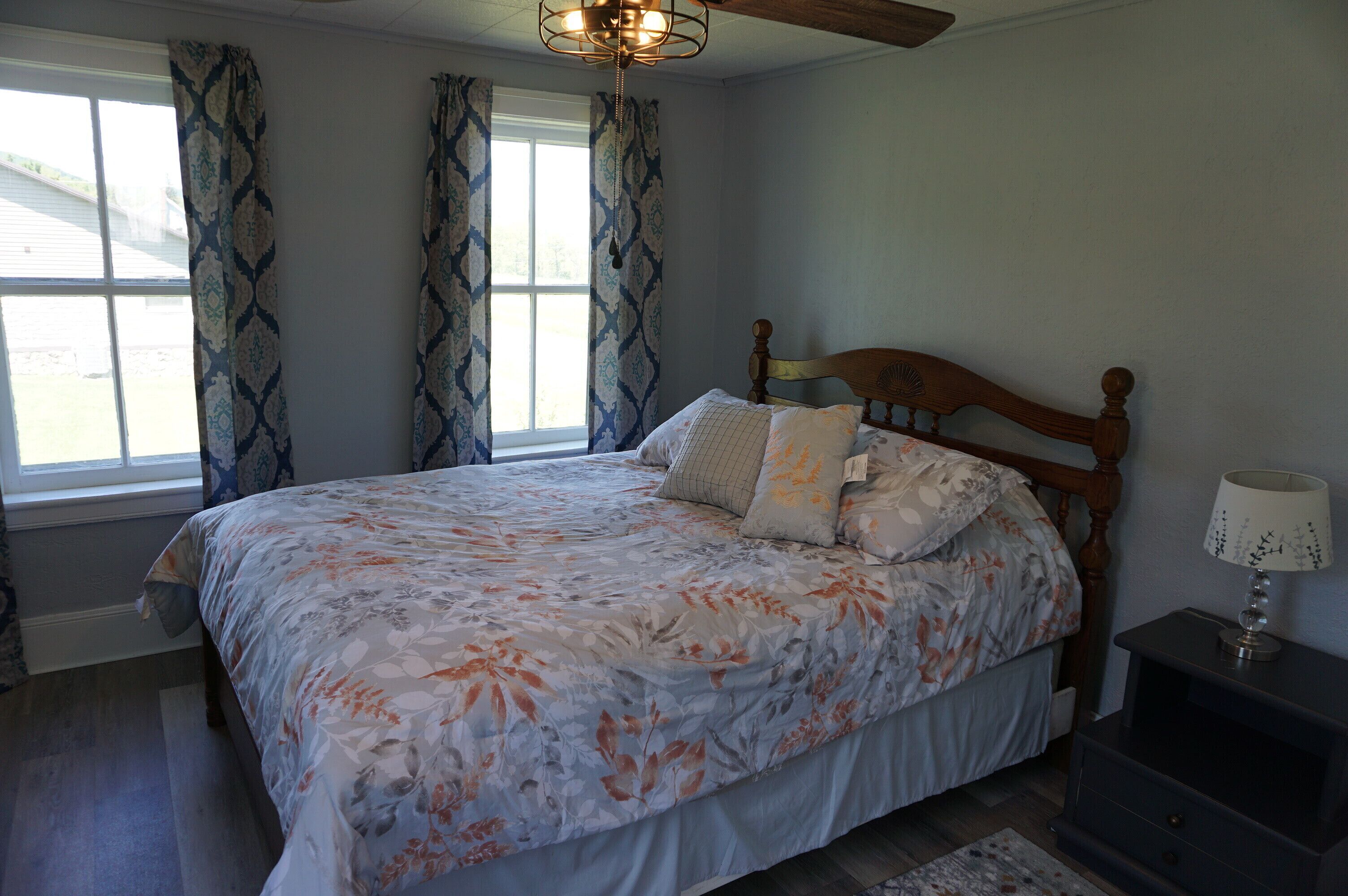 3 室のベッドルーム、デスク、WiFi (無料)、ベッドシーツ