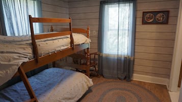 3 bedrooms, desk, free WiFi, bed sheets