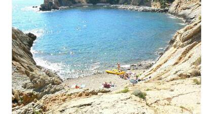 Waterfront level 7 people, direct access to the sea in 1 min