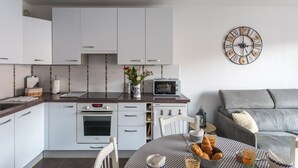 Kaffetrakter/tekoker, kjøleskap, mikrobølgeovn og ovn