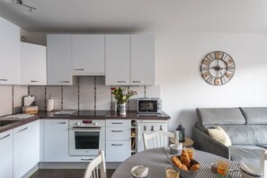 Jääkaappi, mikroaaltouuni, uuni, astianpesukone