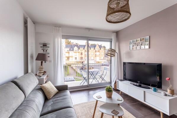 Televisión, reproductor de DVD y estéreo