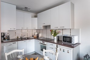 Fridge, microwave, oven, dishwasher - Le Sextant - Piscine partagée et garage privé fermé (Saint-Cast-le-Guildo)