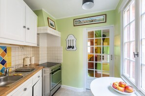 Kühlschrank, Mikrowelle, Ofen, Wasserkocher mit Kaffee-/Teezubehör