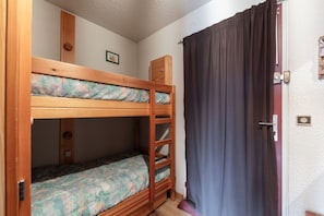 1 chambre, fer et planche Ă repasser