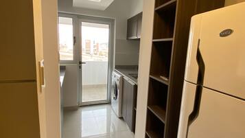 Grand réfrigérateur, micro-ondes, four, machine à expresso