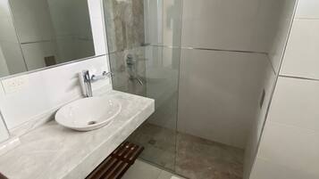 Chuveiro, secador de cabelo, bidê, toalhas de banho