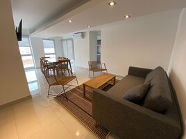 Apartamento família | Área de estar | Smart TV 42 polegadas com canais a cabo, TV