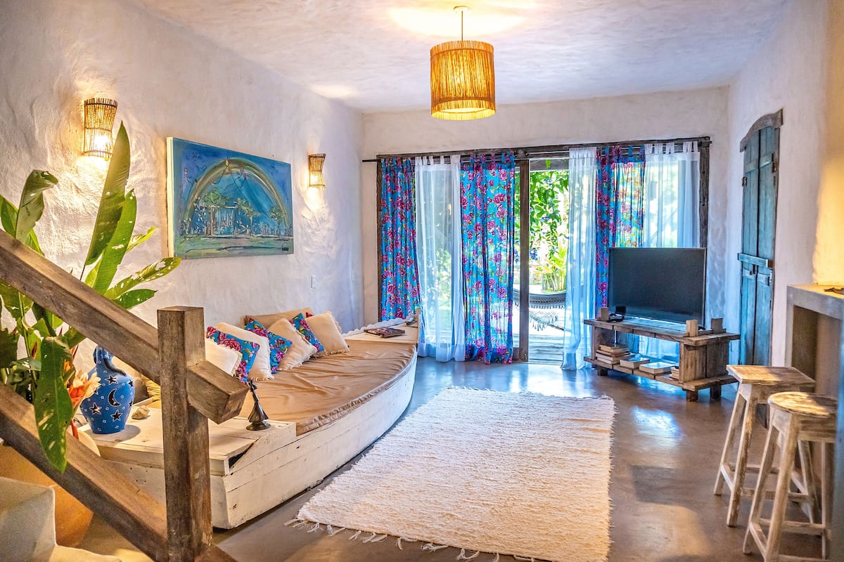 4 bedrooms, pillow-top beds, free WiFi, bed sheets