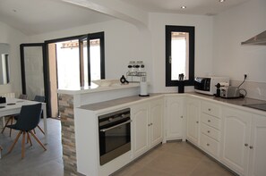 Kjøleskap, mikrobølgeovn, ovn og kokeplater