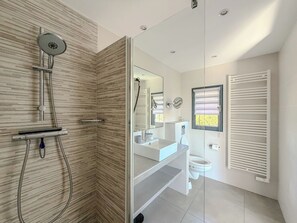 Shower, hair dryer, towels, soap - Villa with sea view and heated infinity pool (Porto-Vecchio)