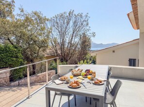 Outdoor dining - Villa with sea view and heated infinity pool (Porto-Vecchio)