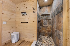 Duschwanne, Handtücher, Toilettenpapier