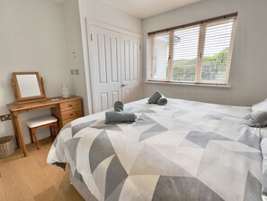 4 bedrooms, iron/ironing board, free WiFi, bed sheets