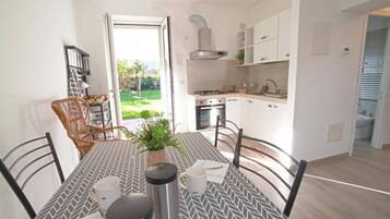 KĂŒhlschrank, Ofen, Herdplatte, Wasserkocher mit Kaffee-/Teezubehör