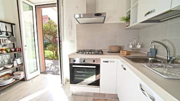 KĂŒhlschrank, Ofen, Herdplatte, Wasserkocher mit Kaffee-/Teezubehör